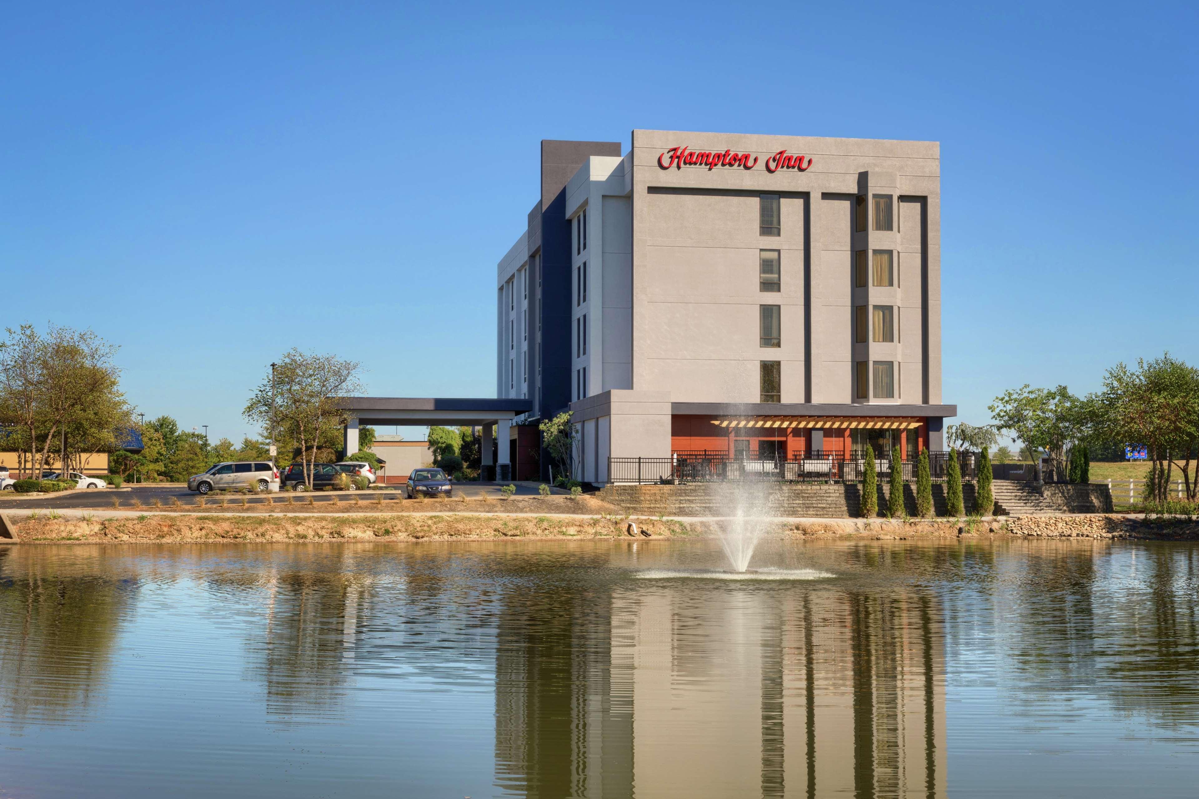 Hampton Inn Louisville Northeast Exterior foto